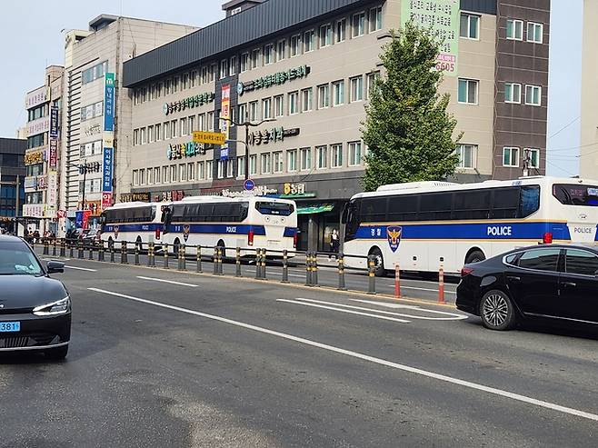 ▲ 경주 시내 주요 도로에 경찰 기동대 버스가 줄지어 서 있으며, 통제 구간이 유지되고 있다. 서의수 기자