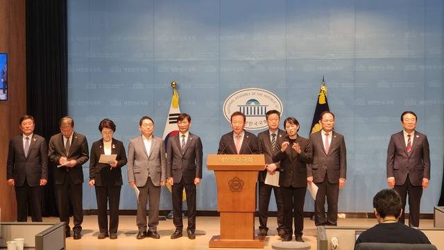 박현국 봉화군수가 29일 국회에서 열린 '농어촌 기본소득 시범사업 전면 시행 촉구 공동성명' 발표 현장에서 발언하고 있다. 봉화군 제공