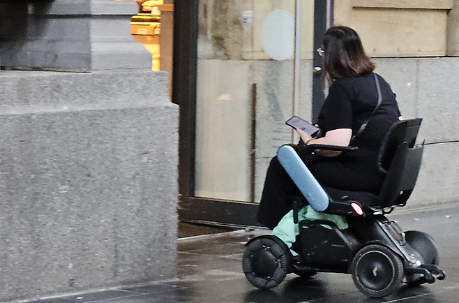 독일 프랑크푸르트 중앙역에서 휠체어 장애인이 입구 턱이 없는 상점에 들어가고 있다. 서민지기자 mjs858@yeongnam.com