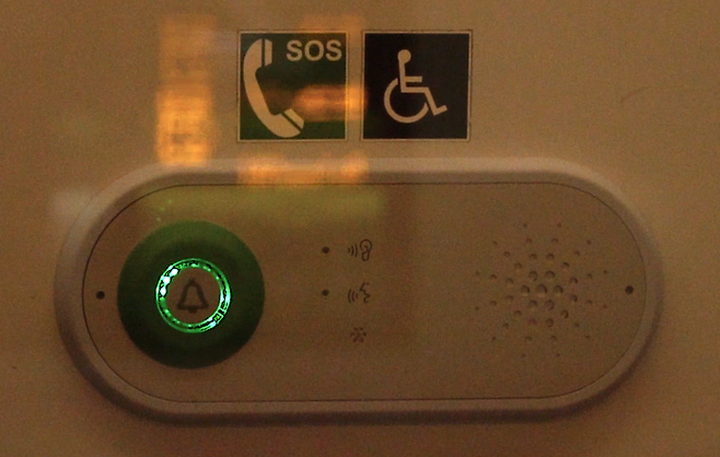 독일 열차 내부에 설치돼 있는 장애인을 위한 호출버튼. 박지현기자 lozpjh@yeongnam.com