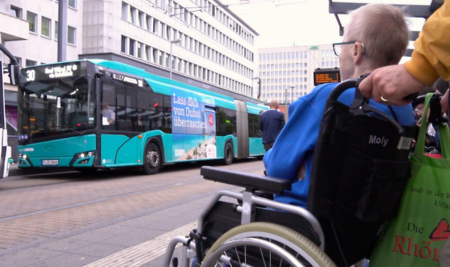 지난달 4일 독일 프랑크푸르트 콘슈타블러 바허 트램정류장에서 한 장애인이 트램을 기다리고 있다.  박지현기자 lozpjh@yeongnam.com