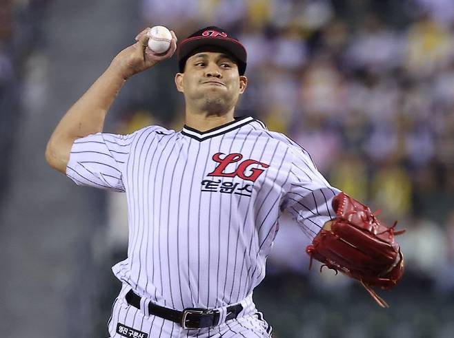 한국시리즈 4차전 선발투수로 나서는 LG트윈스 요니 치리노스. 사진=연합뉴스