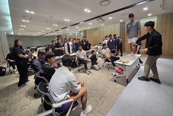 국가대표 선수들이 진천선수촌에서 테이핑 실습 교육을 받고 있다. 사진=대한체육회