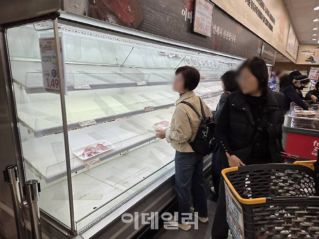 쓱데이 할인 품목인 삼겹살과 목심을 진열하는 매장이 텅 비어있다. (사진=한전진 기자)