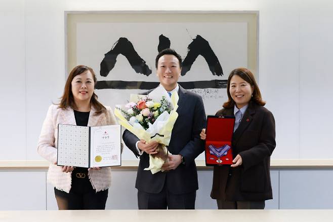 지난 29일 제12회 사랑의열매 대상에서 AIA생명이 기부 부문 ‘나눔장’을 수상했다. 사진은 (왼쪽부터)황지예 AIA생명 마케팅본부장, 촹 네이슨 마이클 AIA생명 대표, 정민주 서울사랑의열매 사회공헌팀장이 기념촬영을 하고 있는 모습.(사진=AIA생명)