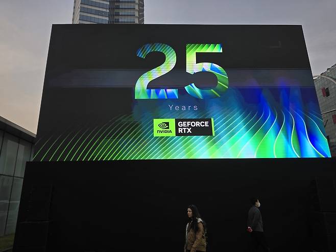 - 웅장한 25주년 거대 스크린