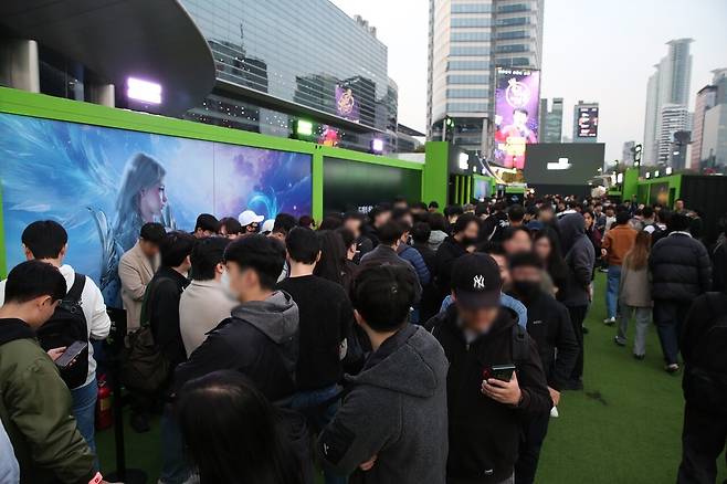 - 압도적으로 많은 인기를 자랑했던 아이온2 시연 부스