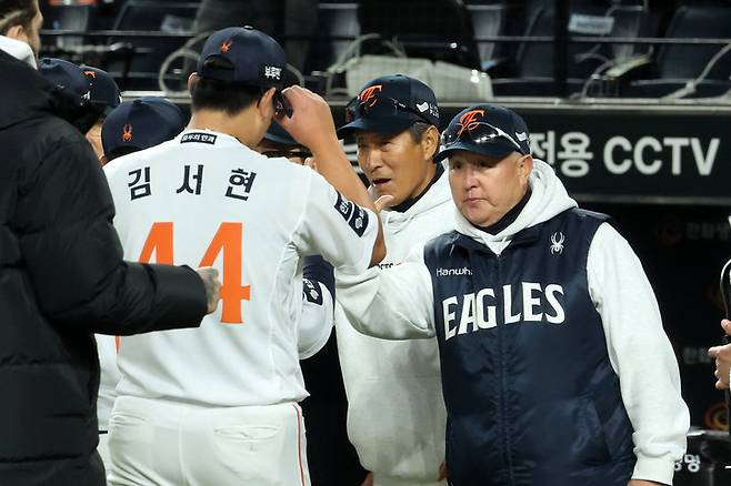 29일 대전 한화생명볼파크에서 열린 한국시리즈 3차전 승리 후 김서현을 격려하는 한화 이글스 김경문 감독