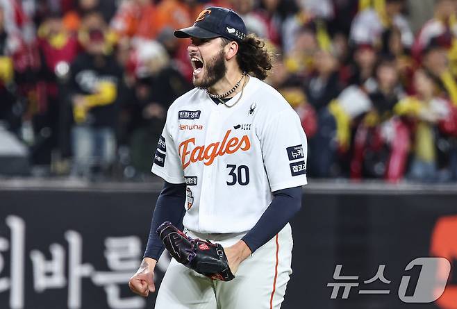 29일 대전 한화생명볼파크에서 열린 프로야구 2025 신한 SOL뱅크 KBO 포스트시즌 한국시리즈 3차전 LG 트윈스와 한화 이글스의 경기, 한화 선발투수 폰세가 6회초 2사 1,2루 상황에서 LG 문보경을 삼진아웃 시킨 뒤 환호하고 있다. 2025.10.29/뉴스1 ⓒ News1 김도우 기자