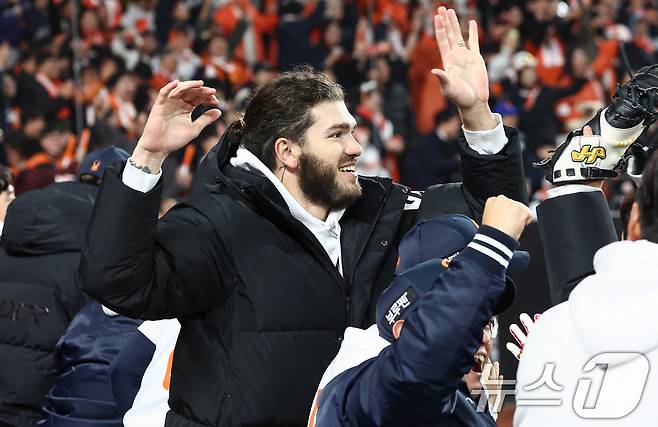 29일 대전 한화생명볼파크에서 열린 프로야구 2025 신한 SOL뱅크 KBO 포스트시즌 한국시리즈 3차전 LG 트윈스와 한화 이글스의 경기, 한화 폰세가 8회말 2사 만루상황에서 한화 심우준이 역전 2타점 2루타를 치자 환호하고 있다. 2025.10.29/뉴스1 ⓒ News1 김도우 기자