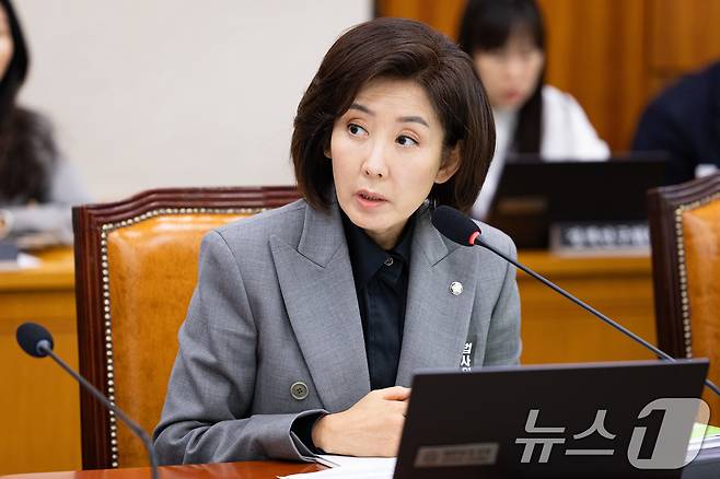 나경원 국민의힘 의원이 20일 서울 여의도 국회 법제사법위원회에서 열린 서울고법·서울중앙지법 등에 대한 국정감사에 앞서 남편인 김재호 춘천지방법원장의 출석과 관련해 신상발언을 하고 있다. 2025.10.20/뉴스1 ⓒ News1 유승관 기자