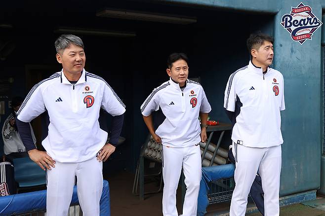 왼쪽부터 두산 베어스 김원형 감독, 손시헌 퀄리티컨트롤 코치, 홍원기 수석코치.(두산 베어스 제공)