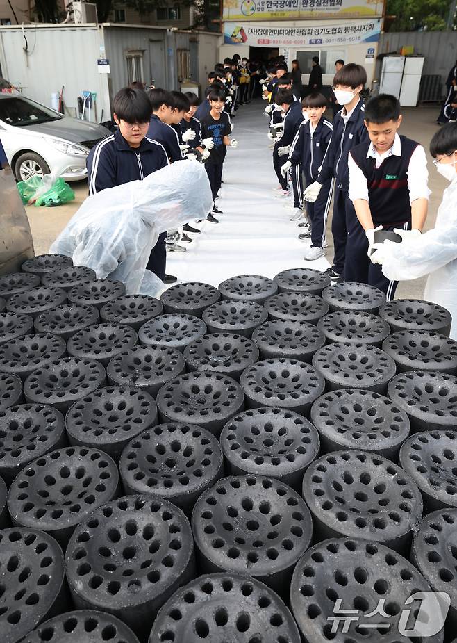 30일 경기 평택시의 한 장애인 단체에서 한광중학교 학생들이 연탄 나눔 봉사활동을 하고 있다. 한광중학교는 올해 평택시 관내 취약계층 8가구에 연탄 4000장을 기부할 예정이며 지난 2013년부터 올해까지 누적 5만 7400장의 연탄을 기부했다. 2025.10.30/뉴스1 ⓒ News1 김영운 기자