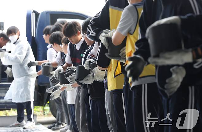 30일 경기 평택시의 한 장애인 단체에서 한광중학교 학생들이 연탄 나눔 봉사활동을 하고 있다. 한광중학교는 올해 평택시 관내 취약계층 8가구에 연탄 4000장을 기부할 예정이며 지난 2013년부터 올해까지 누적 5만 7400장의 연탄을 기부했다. 2025.10.30/뉴스1 ⓒ News1 김영운 기자