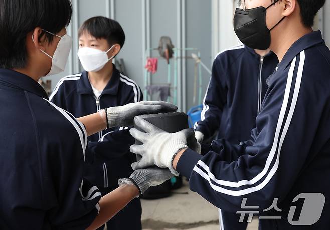 30일 경기 평택시의 한 장애인 단체에서 한광중학교 학생들이 연탄 나눔 봉사활동을 하고 있다. 한광중학교는 올해 평택시 관내 취약계층 8가구에 연탄 4000장을 기부할 예정이며 지난 2013년부터 올해까지 누적 5만 7400장의 연탄을 기부했다. 2025.10.30/뉴스1 ⓒ News1 김영운 기자