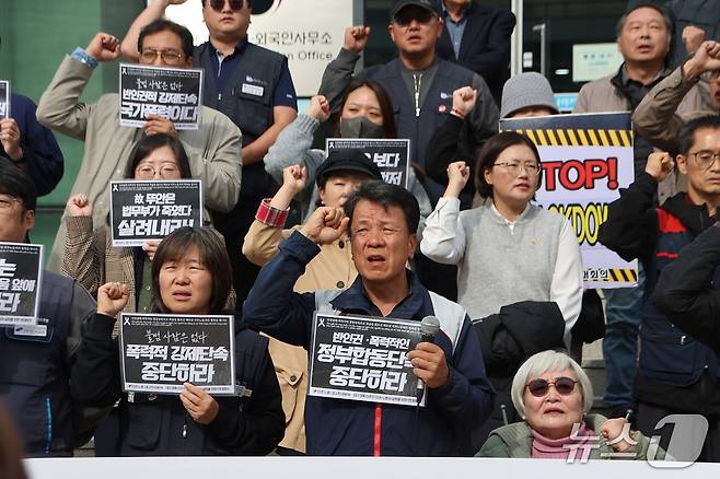 미등록 이주노동자 합동단속 과정에서 추락사한 것으로 추정되는 베트남 출신 20대 여성 노동자 사망 사고와 관련해 대구 노동계와 이주노동자 지원단체가 30일 대구출입국·외국인사무소 앞에서 기자회견을 열고 미등록 노동자에 대한 단속 중단을 촉구하고 있다. (민주노총 대구지역본부 제공. 재판매 및 DB 금지) 2025.10.30/뉴스1