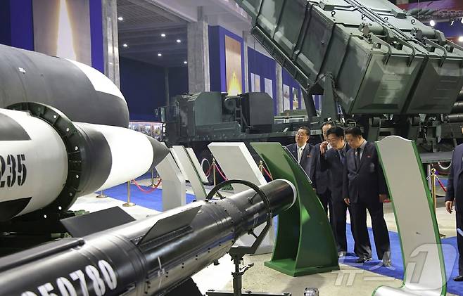 (평양 노동신문=뉴스1) = 북한 노동신문은 지난 5일 "무장장비전시회 '국방발전-2025'가 지난 4일 수도 평양에서 성황리에 개막했다"라고 보도했다. [국내에서만 사용가능. 재배포 금지. DB 금지. For Use Only in the Republic of Korea. Redistribution Prohibited] rodongphoto@news1.kr