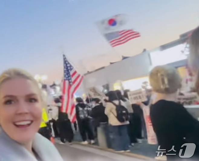 29일 유튜브 '일롱머스크' 채널에 포착된 캐롤라인 레빗 백악관 대변인. 2025.10.30/뉴스1