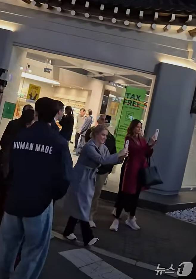 29일 유튜브 '자유대학' 채널에서 친트럼프 집회자들의 드럼소리에 맞춰 몸을 흔들며 현장을 촬영하고 있는 캐롤라인 레빗 백악관 대변인.2025.10.30/뉴스1