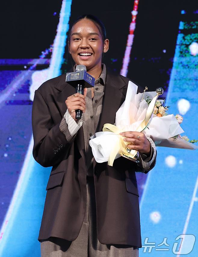 삼성생명 키아나 스미스가 24일 서울 용산구 드래곤 시티 호텔에서 열린 '하나은행 2024~2025 여자프로농구' 정규리그 시상식에서 포카리 스웨트 MIP를 수상한 후 소감을 전하고 있다. 2025.2.24/뉴스1 ⓒ News1 김성진 기자