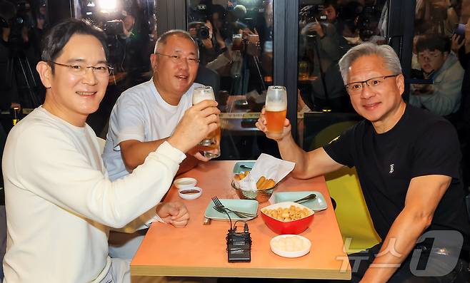 젠슨 황 엔비디아 최고경영자(CEO)가 30일 오후 서울 강남구 삼성역 인근 깐부치킨 매장에서 이재용 삼성그룹 회장, 정의선 현대차그룹 회장과 치킨 회동을 하고 있다. 2025.10.30/뉴스1 ⓒ News1 김진환 기자