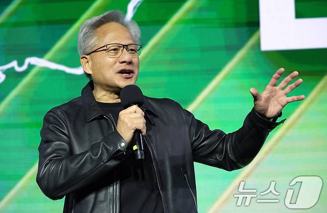 젠슨 황 엔비디아 CEO가 30일 밤 서울 강남구 코엑스 K-POP 광장에서 지포스(GeForce) 한국 25주년을 기념해 열린 '지포스 게이머 페스티벌'에 등장해 인사말을 하고 있다. (공동취재) 2025.10.30/뉴스1 ⓒ News1 김진환 기자