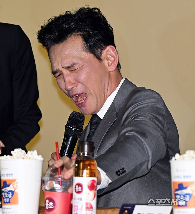 황정민이 홍초음료를 마신 후, 곤혹스런 표정을 짓고 있다. 이주상기자 rainbow@sportsseoul.com