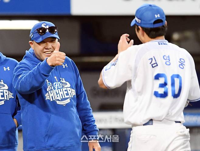삼성 박진만 감독(왼쪽)이 22일 대구삼성라이온즈파크에서 열린 2025 KBO리그 한화와 플레이오프 4차전에서 7-4로 승리한 뒤 3점 홈런 2개로 맹활약한 김영웅을 향해 엄지를 치켜고 있다. 한화에 승리한 삼성은 시리즈 전적 2승 2패를 기록하며 대전 원정 5차전을 떠나게 됐다.대구 | 박진업 기자 upandup@sportsseoul.com