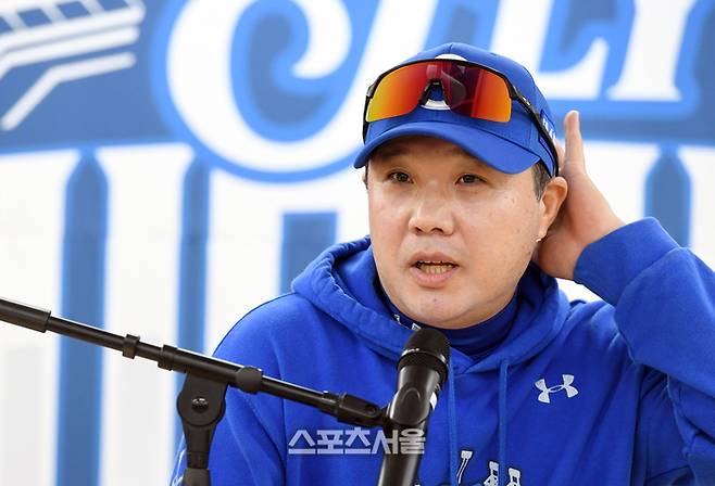 삼성 박진만 감독이 21일 대구삼성라이온즈파크에서 열린 2025 KBO리그 한화의 플레이오프 3차전에 앞서 취재진과 인터뷰를 하고 있다. 대구 | 박진업 기자 upandup@sportsseoul.com