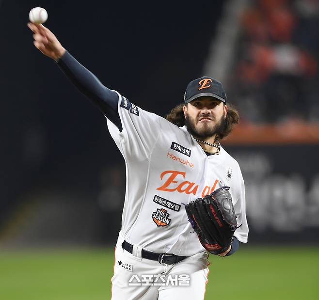 한화 선발투수 폰세가 29일 대전 한화생명볼파크에서 열린 2025 KBO 포스트시즌 한국시리즈 3차전 LG와 경기에서 역투하고 있다. 대전 | 최승섭기자 thunder@sportsseoul.com