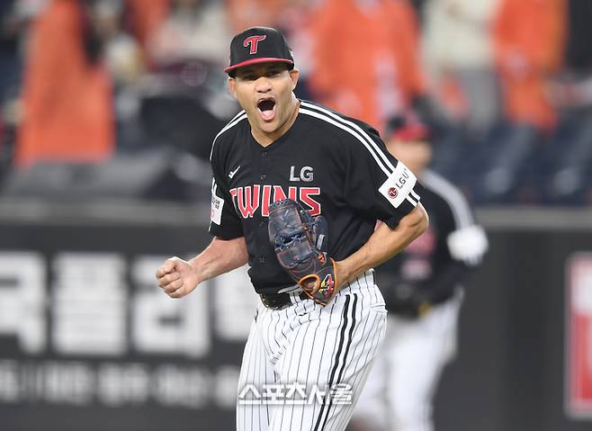LG 선발투수 치리노스가 30일 대전 한화생명볼파크에서 열린 2025 KBO 한국시리즈 4차전 한화와 경기 5회말 2사2루 상대 문현빈을 내야땅볼로 처리한 후 환호하고 있다. 대전 | 최승섭기자 thunder@sportsseoul.com