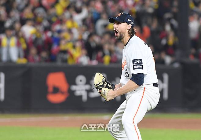 한화 선발투수 와이스가 30일 대전 한화생명볼파크에서 열린 2025 KBO리그 LG와 한국시리즈 4차전 7회초 1사 1-3루 상황에서 LG 문성주를 병살로 처리하며 위기를 넘기면서 포효하고 있다. 대전 | 박진업 기자 upandup@sportsseoul.com