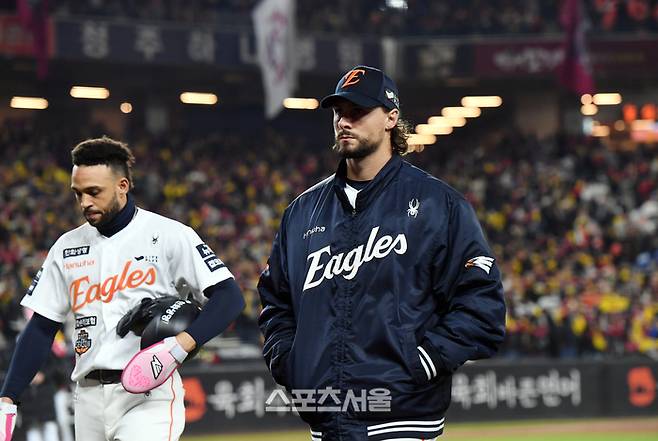 한화 와이스가 30일 대전 한화생명볼파크에서 열린 2025 KBO리그 LG와 한국시리즈 4차전에서 4-7 역전패를 당한 뒤 팬들에게 인사를 하고 더그아웃으로 들어가고 있다. 대전 | 박진업 기자 upandup@sportsseoul.com