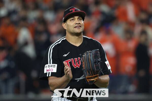 30일 대전 중구 한화생명볼파크에서 열린 2025 KBO 한국시리즈 4차전 LG 트윈스와 한화 이글스의 경기, LG 선발투수 치리노스가 한화 3회말 공격 2사 주자 1루서 문현빈을 삼진아웃시킨 뒤 기뻐하고 있다. /사진=뉴시스