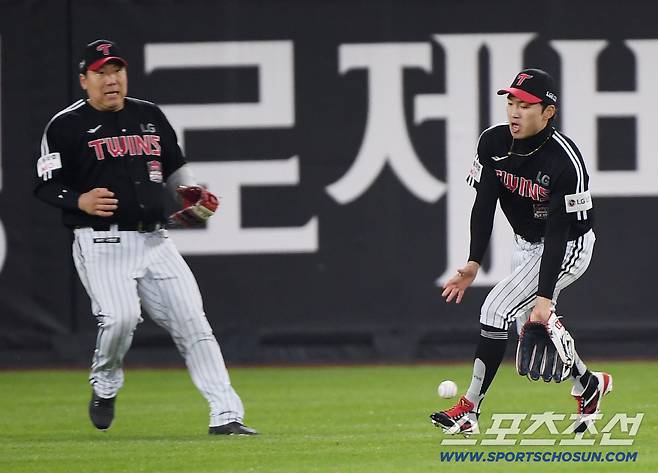 29일 대전 한화생명볼파크에서 열린 LG와 한화의 한국시리즈 3차전. 8회말 무사 김태연의 타구를 플라이로 잡으려던 중견수 박해민이 공을 놓치고 있다. 대전=정재근 기자 cjg@sportschosun.com/2025.10.29/