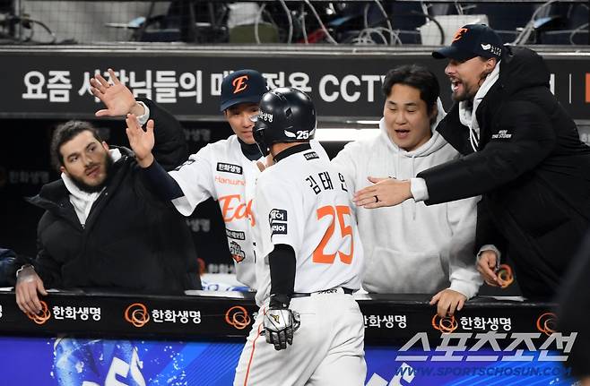 29일 대전 한화생명볼파크에서 열린 한국시리즈 3차전 한화 이글스와 LG 트윈스의 경기. 8회말 1사 1,3루 한화 문현빈 적시타 때 김태연이 득점하고 있다. 대전=박재만 기자 pjm@sportschosun.com/2025.10.29/