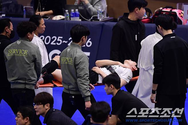 1세트 수비 도중 부상을 당한 현대캐피탈 황승빈.