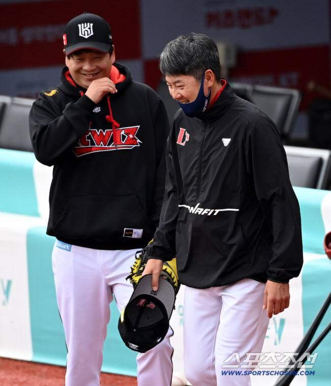 2021 KBO 리그 SSG 랜더스와 KT 위즈의 경기가 27일 수원 KT위즈파크에서 열렸다. 경기 전 SSG 김원형 감독이 KT 김연훈 코치와 인사를 나누고 있다. 수원=허상욱 기자 wook@sportschosun.com/2021.05.27/