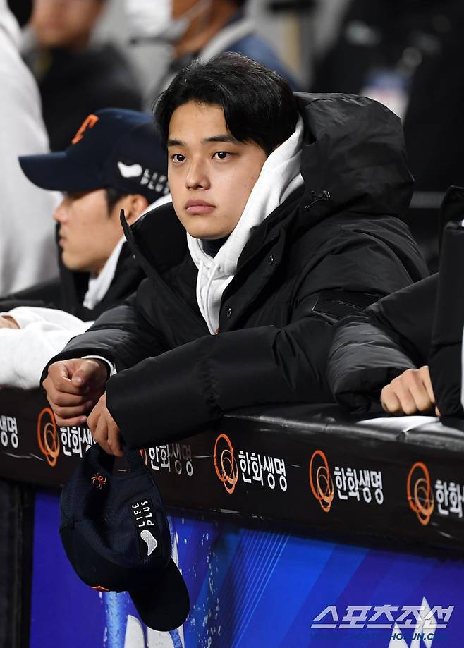 29일 대전 한화생명볼파크에서 열린 한국시리즈 3차전 한화 이글스와 LG 트윈스의 경기. 한화 문동주가 경기를 지켜보고 있다. 대전=박재만 기자 pjm@sportschosun.com/2025.10.29/