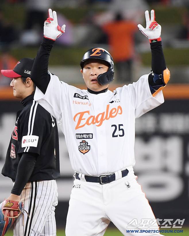 29일 대전 한화생명볼파크에서 열린 LG와 한화의 한국시리즈 3차전. 8회말 무사 김태연이 2루타를 친 후 기뻐하고 있다. 대전=정재근 기자 cjg@sportschosun.com/2025.10.29/