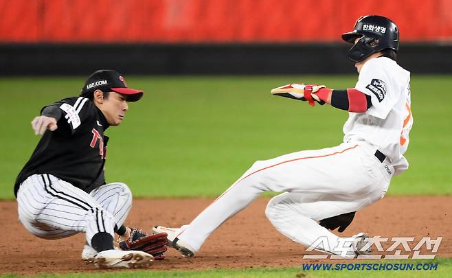 29일 대전 한화생명볼파크에서 열린 한국시리즈 3차전 한화 이글스와 LG 트윈스의 경기. 7회말 1사 1루 LG 2루수 신민재가 한화 심우준 도루를 차단하고 있다. 대전=박재만 기자 pjm@sportschosun.com/2025.10.29/