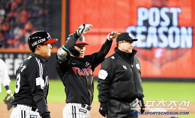 29일 대전 한화생명볼파크에서 열린 한국시리즈 3차전 한화 이글스와 LG 트윈스의 경기. 3회초 2사 1루 LG 신민재가 적시타를 날린 뒤 환호하고 있다. 대전=박재만 기자 pjm@sportschosun.com/2025.10.29/