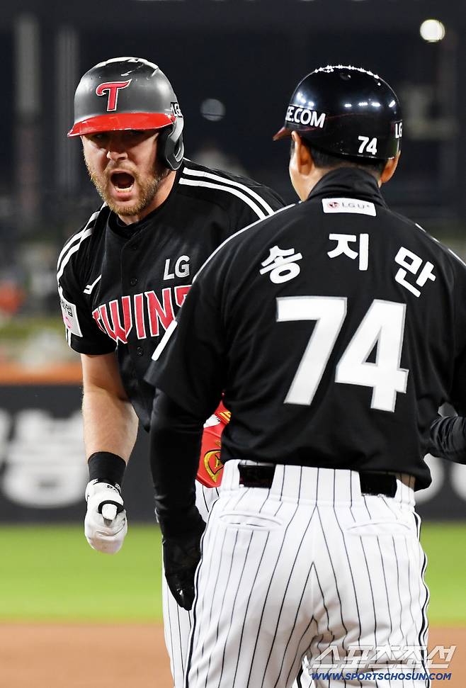 30일 대전 한화생명볼파크에서 열린 한국시리즈 4차전 한화 이글스와 LG 트윈스의 경기. LG 오스틴이 안타를 날린 뒤 환호하고 있다. 대전=박재만 기자 pjm@sportschosun.com/2025.10.30/