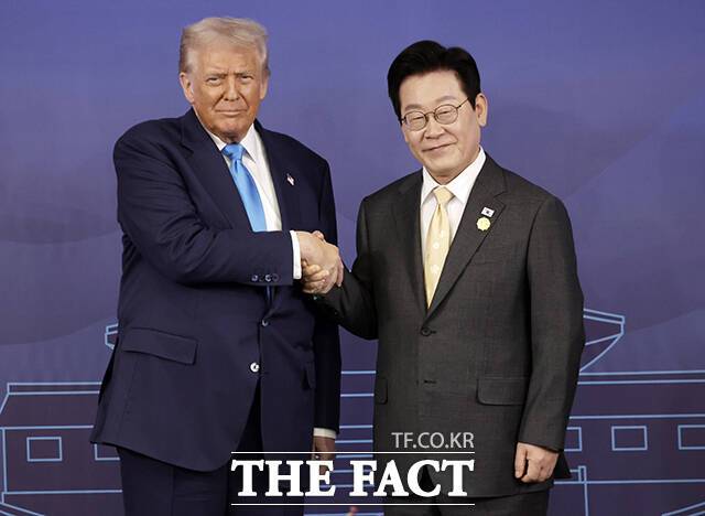 이준석 개혁신당 대표와 조국 조국혁신당 비상대책위원장이 한미 간 관세협상 타결에 대해 일제히 환영의 뜻을 밝혔다. 이재명 대통령과 도널드 트럼프 미국 대통령이 29일 경북 경주 국립경주박물관에서 열린 한·미 정상회담에 참석해 악수를 하고 있다. /APEC 2025 KOREA & 연합뉴스