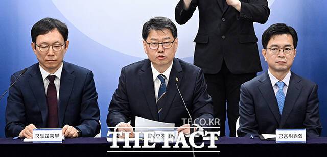 김용수 국무조정실 국무2차장(가운데)이 30일 오전 서울 종로구 정부서울청사에서 열린 부동산 불법행위 대응 관련 관계부처 합동 브리핑에 참석해 발언을 하고 있다. /임영무 기자