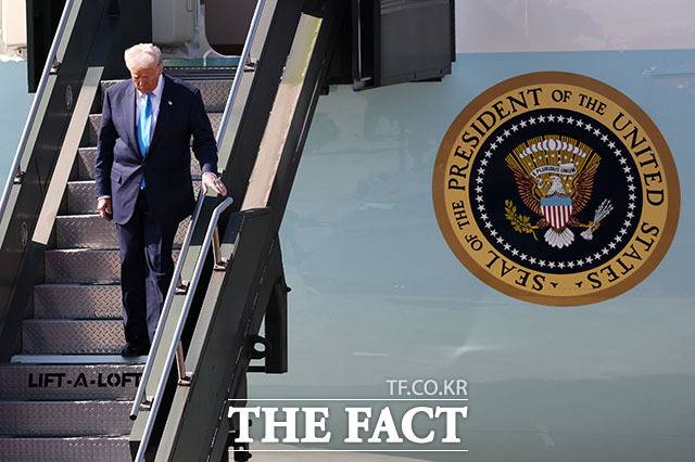 트럼프 대통령은 순방 이전부터 추진했던 김정은 북한 국무위원장과의 만남이 불발된 것을 두고 "그를 만나러 다시 오겠다"고 밝혔다. 사진은 트럼프 대통령이 29일 오전 11시 30분께 부산 김해국제공항에 도착한 모습. /APEC 2025 KOREA & 연합뉴스