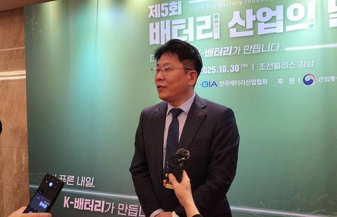 김동명 LG에너지솔루션 대표는 30일 오후 서울 강남구 조선팰리스 호텔에서 진행된 '배터리 산업의 날' 행사에 앞서 취재진과 만나 인터뷰에 응하고 있다. 심성아 기자