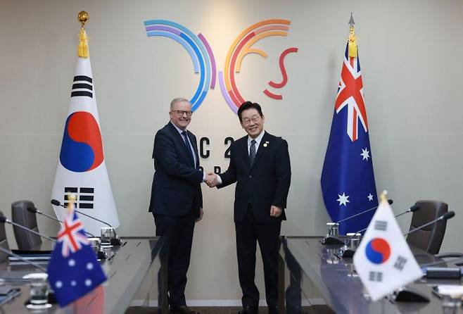 이재명 대통령과 앤서니 앨버니지 호주 총리가 30일 경북 경주 APEC 정상회의장에서 정상회담에 앞서 악수하고 있다. 연합뉴스