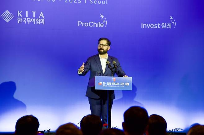 가브리엘 보리치 칠레 대통령이 30일 서울 신라호텔에서 열린 ‘한국-칠레 비즈니스 포럼’에서 기조연설을 하고 있다. /한국무역협회