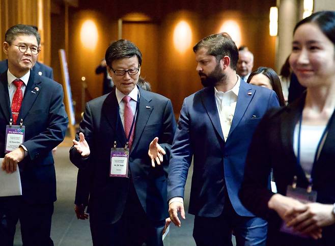 윤진식 한국무역협회 회장이 30일 서울 서울신라호텔에서 열린 '한국-칠레 비즈니스 포럼'에서 가브리엘 보리치 칠레 대통령과 대화를 나누고 있다. /한국무역협회